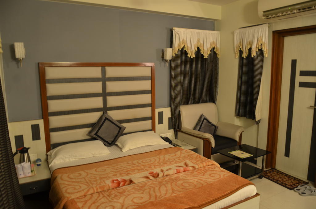 Capital O 978 Marshall The Hotel Ahmedabad Phòng bức ảnh