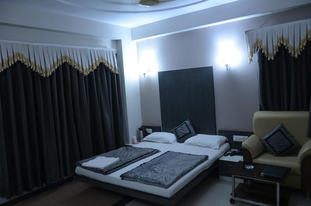 Capital O 978 Marshall The Hotel Ahmedabad Phòng bức ảnh