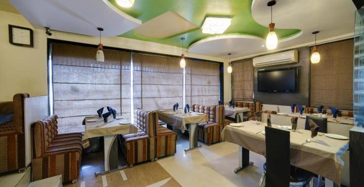 Capital O 978 Marshall The Hotel Ahmedabad Ngoại thất bức ảnh