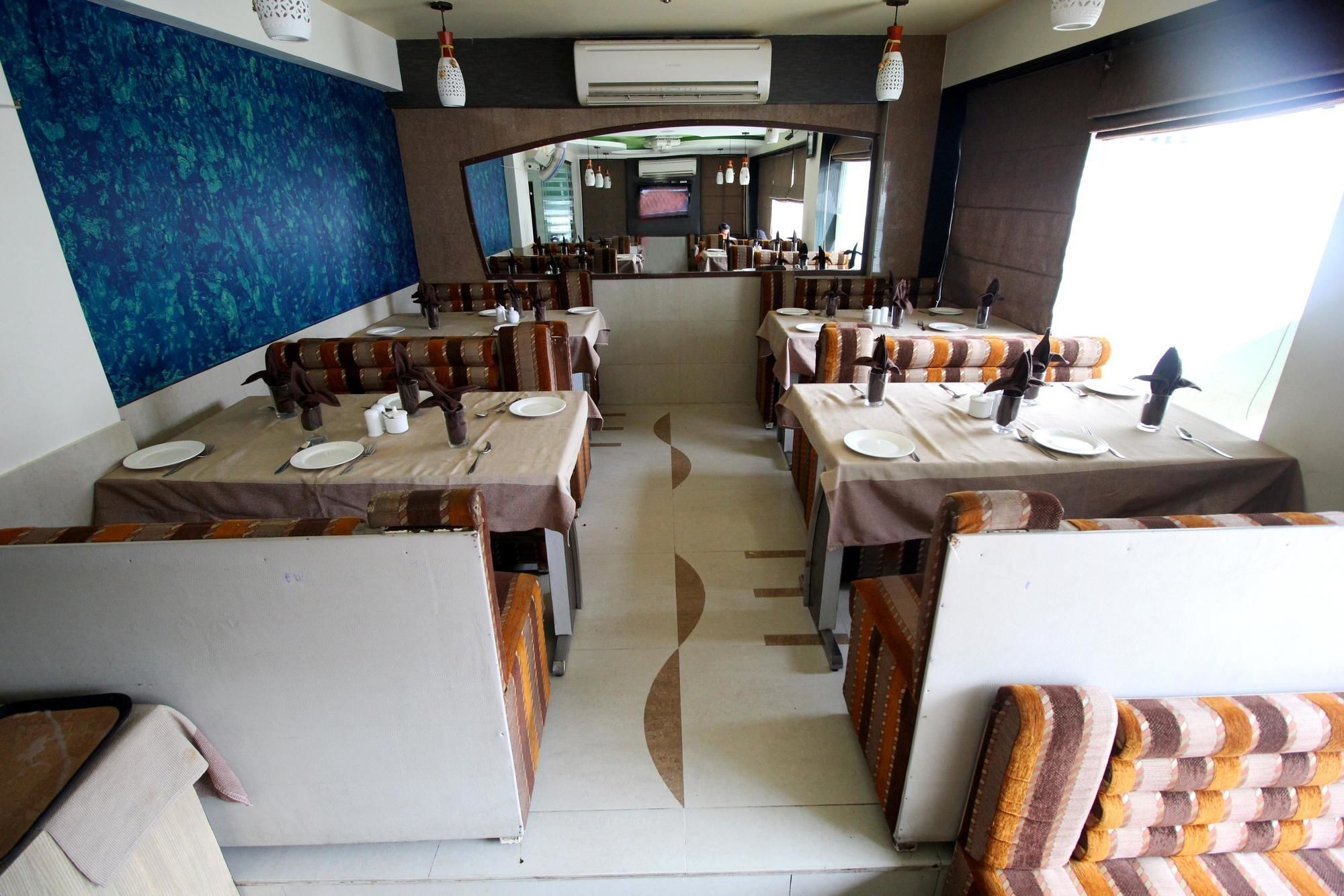 Capital O 978 Marshall The Hotel Ahmedabad Ngoại thất bức ảnh